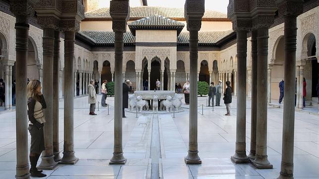 Patio de los Leones en La Alhambra de Granada